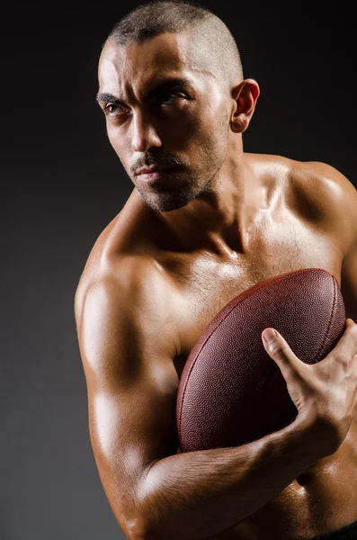 Muskulöser Fußballspieler — Stockfoto