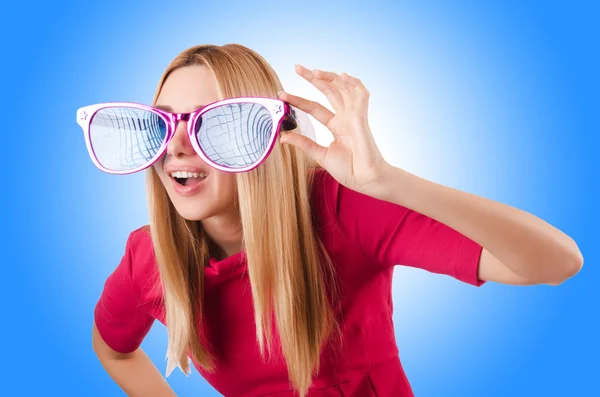 Model with giant sunglasses — Stock Photo, Image