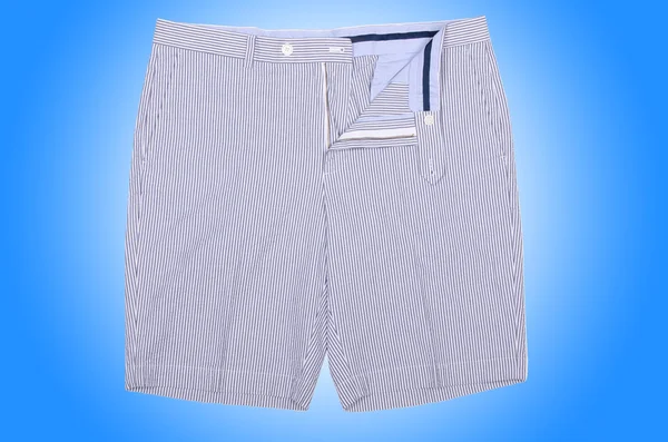 Manliga shorts på blå — Stockfoto