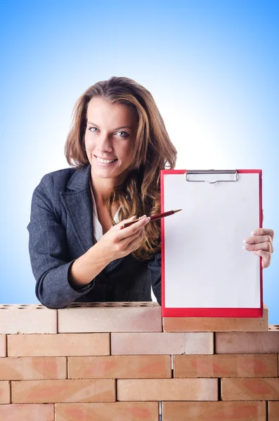 Mujer constructora y pared — Foto de Stock