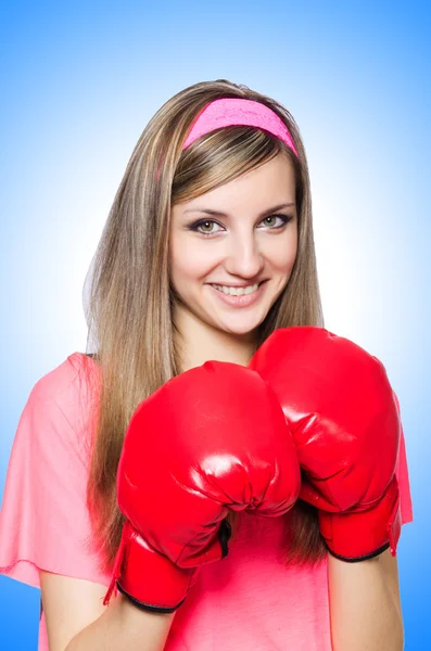 Jovencita con guantes de boxeo —  Fotos de Stock