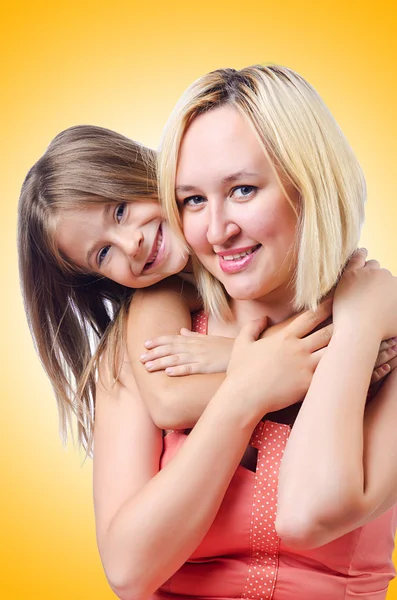 Счастливые мама и дочь на белом — стоковое фото