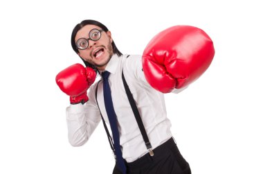 Beyazlara izole edilmiş boks eldivenli komik genç iş adamı