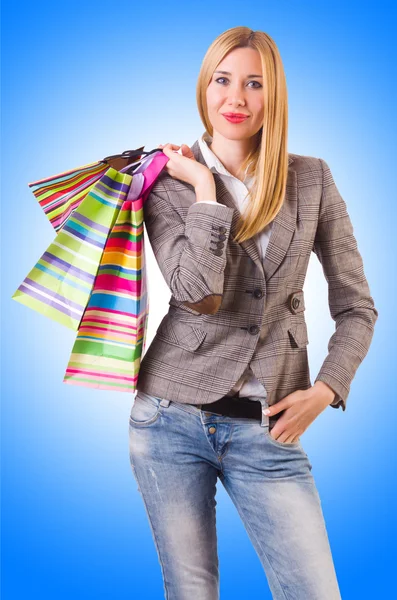 Mujer joven con bolsas de compras — Foto de Stock