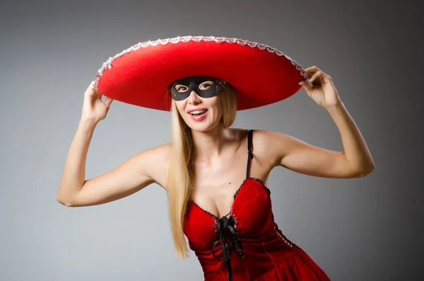 Frau trägt roten Sombrero — Stockfoto