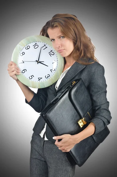 Femme d'affaires avec horloge — Photo