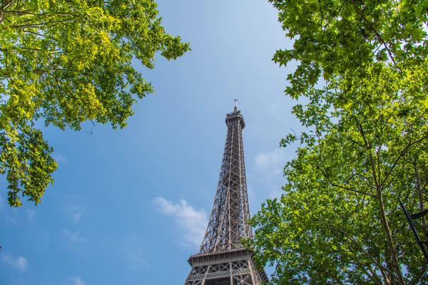 Tour Eiffel le jour de l'été — Photo