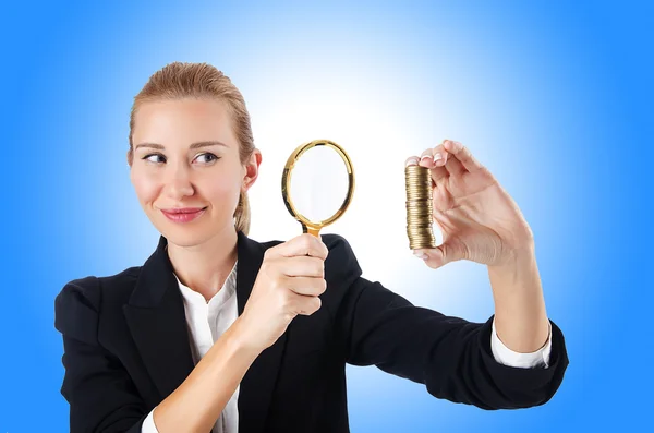 Mujer joven con monedas — Foto de Stock