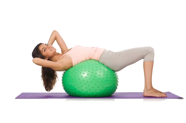 Mujer joven haciendo ejercicio con pelota suiza — Foto de Stock