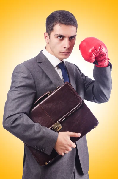 Joven empresario con guantes de boxeo — Foto de Stock