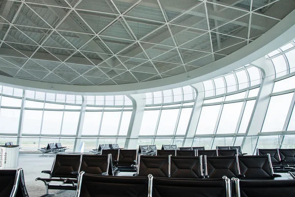 Чорні стільці в аеропорту — стокове фото