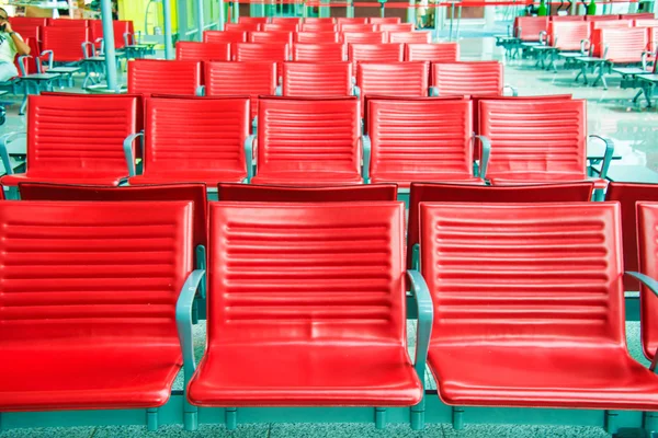 Cadeiras vermelhas no aeroporto — Fotografia de Stock