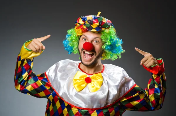 Grappige clown in kostuum — Stockfoto