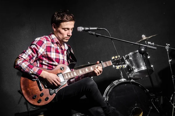 Homem com guitarra - concerto — Fotografia de Stock