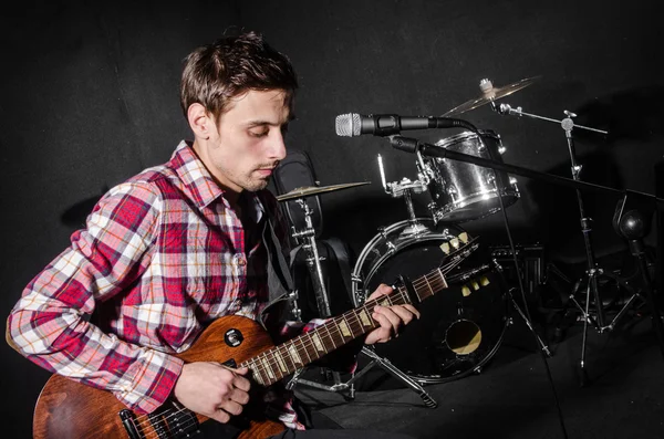 Hombre con guitarra - concierto — Foto de Stock