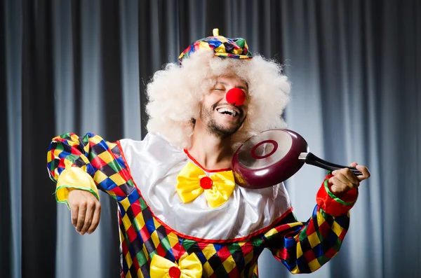 Clown mit Bratpfanne — Stockfoto