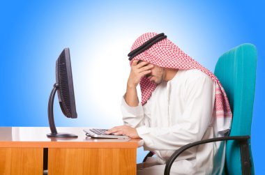 Arap işadamı bilgisayarda çalışıyor
