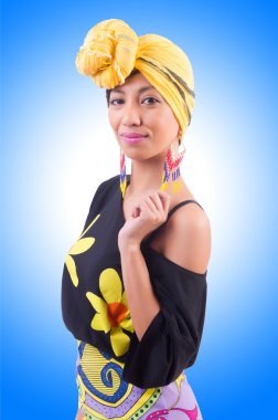 kız yaz tatili için hazırlanıyor