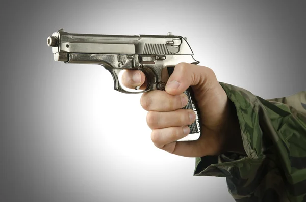 Hand holding gun — Stock Photo, Image