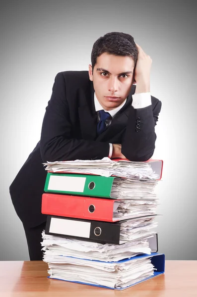 Jonge drukke zakenman achter zijn Bureau — Stockfoto