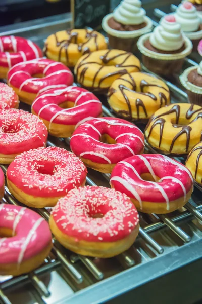 Rosquillas dulces dispuestas en exhibición —  Fotos de Stock