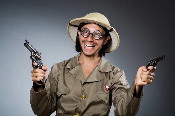 Grappige safari jager tegen achtergrond — Stockfoto