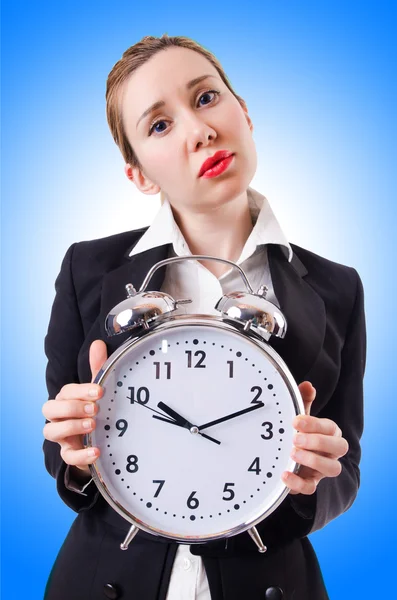 Bizneswoman z ogromnego zegara — Zdjęcie stockowe