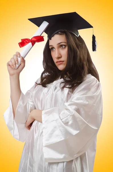 Mulher graduada com diploma — Fotografia de Stock