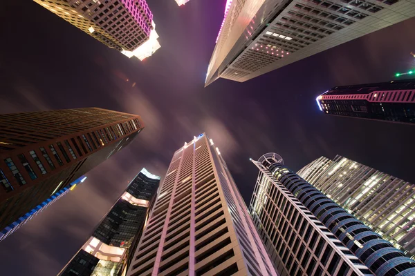 Skysrapers i singapore under natten — Stockfoto