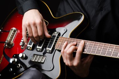 Konser sırasında gitarlı adam