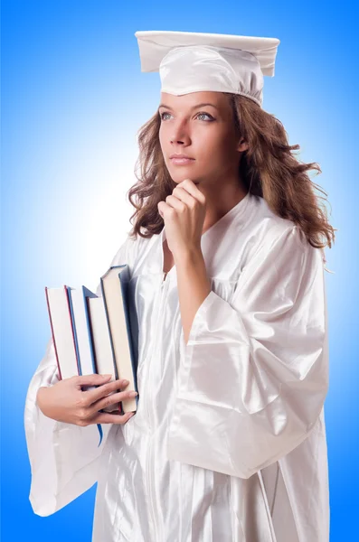 Afgestudeerde vrouw met boek — Stockfoto