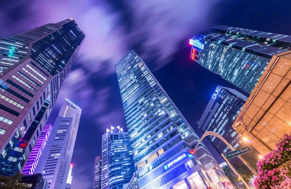 Skysrapers i singapore under natten — Stockfoto