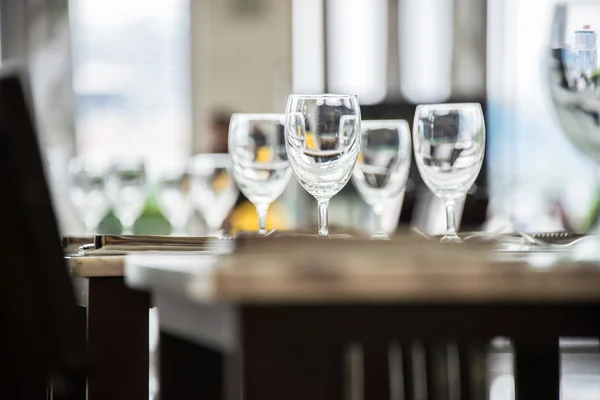 Bicchieri di vino sul tavolo — Foto Stock