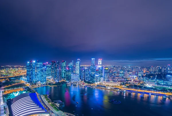 Skysrapers in singapore tijdens de nacht — Stockfoto