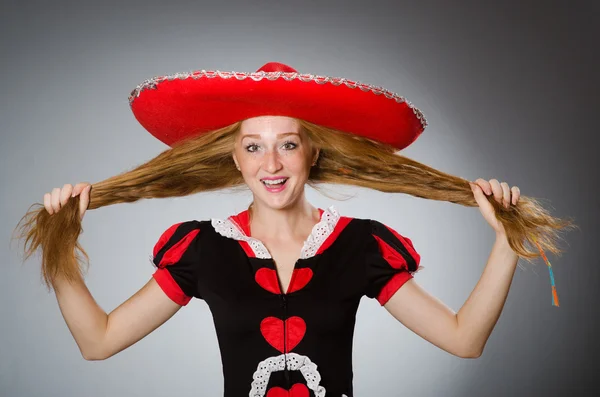 Mulher vestindo chapéu sombrero vermelho — Fotografia de Stock