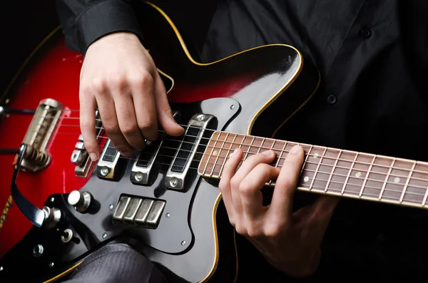 Hombre con guitarra durante el concierto — Foto de Stock