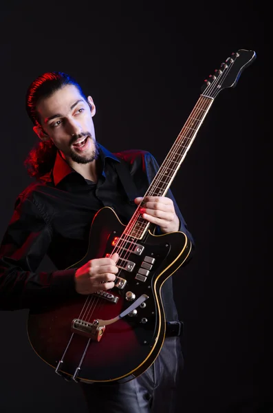 Hombre con guitarra durante el concierto — Foto de Stock