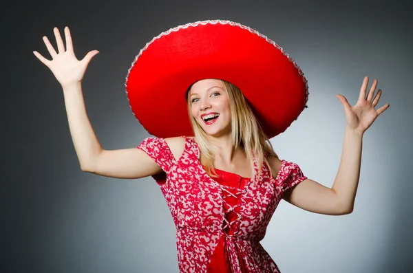 Mulher usando chapéu sombrero — Fotografia de Stock