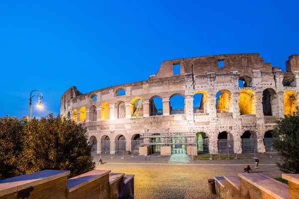 Slavné Koloseum během večera — Stock fotografie