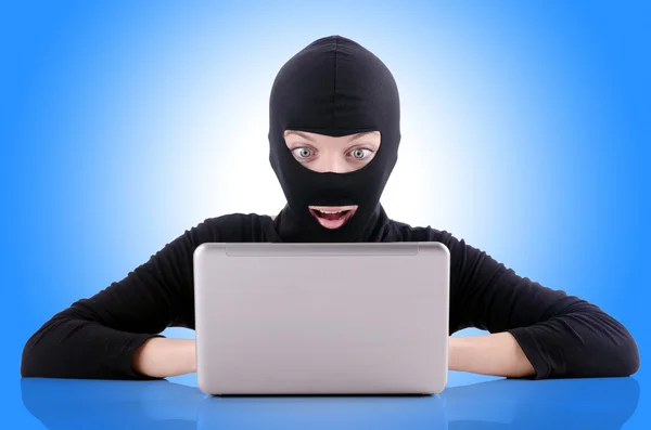 Hacker con computer che indossa passamontagna — Foto Stock