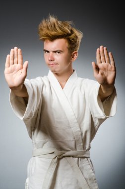 Beyaz kimono giyen komik bir karate dövüşçüsü