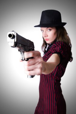 Kadın gangster tabanca ile