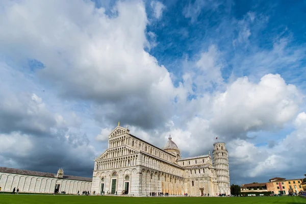 Famous leaning tower of Pisa — Stock Photo, Image