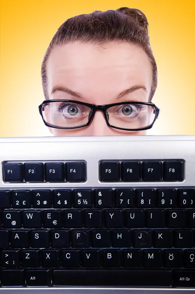 Homem de negócios nerd com teclado de computador — Fotografia de Stock