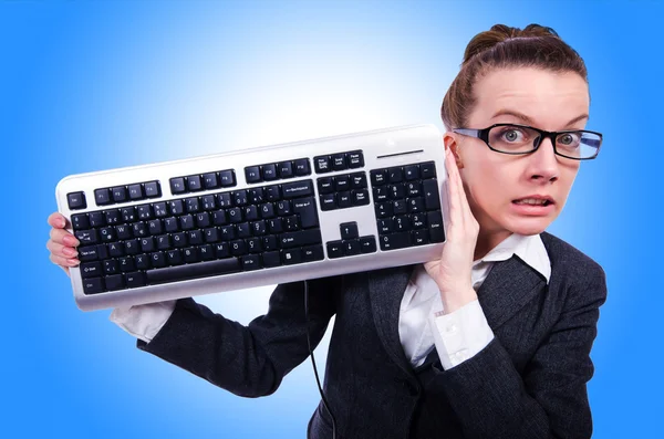 Homem de negócios nerd com teclado de computador — Fotografia de Stock