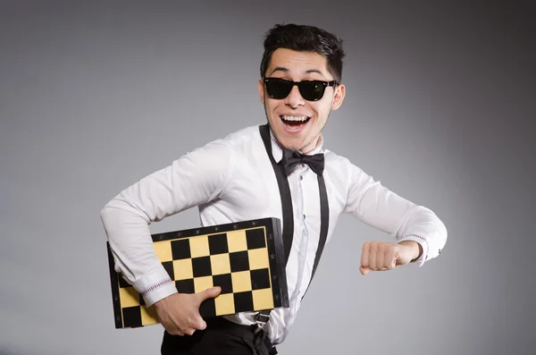 Смешной шахматист с доской — стоковое фото