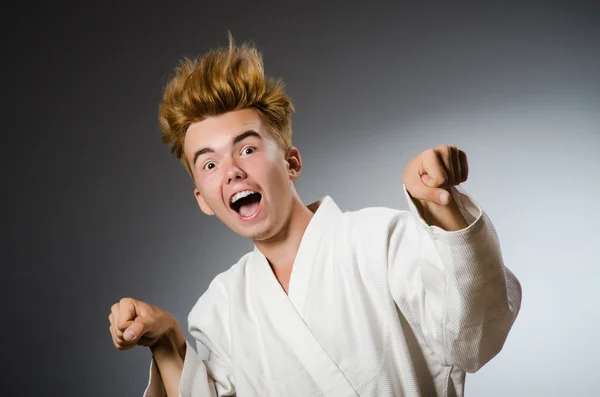 Grappige karate vechter draagt witte kimono — Stockfoto