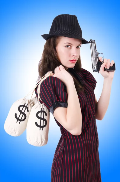 Vrouw met pistool en geld — Stockfoto