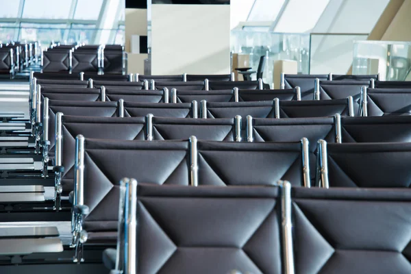 Svarta stolar på flygplatsen — Stockfoto