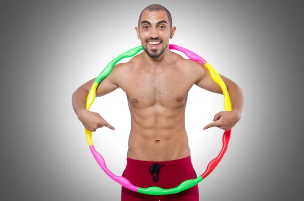 Mann mit Hula-Hoop-Reifen — Stockfoto